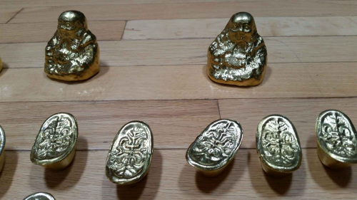 兩名華人男子用來(lái)行騙的假金元寶和佛像。（美國(guó)《世界日?qǐng)?bào)》/受害人提供）