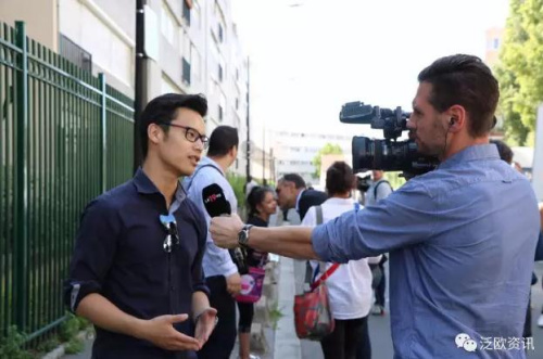 前去悼念的華人接受當?shù)孛襟w采訪。(法國《歐洲僑報》微信公眾號)