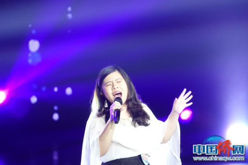 圖為選手張優(yōu)嫣演唱《不同凡響》。中國僑網(wǎng) 馬秀秀 攝