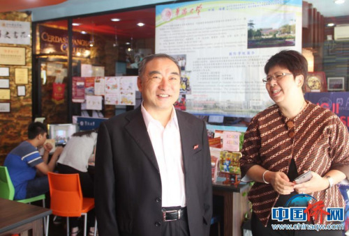 作者（右）創(chuàng)辦印尼智民學(xué)院從事華文教育事業(yè)。圖為歡迎華僑大學(xué)校長賈益民到訪。（圖片均由作者提供）