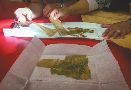 這些數(shù)百年的古絹都是邱老師的寶貝，全是她師傅留給她的。用一點(diǎn)少一點(diǎn)，修復(fù)古畫全靠這些東西。