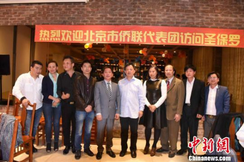 圖為北京市僑聯(lián)副主席蘇泳(左六)與當(dāng)?shù)厝A人僑領(lǐng)合影。　莫成雄 攝