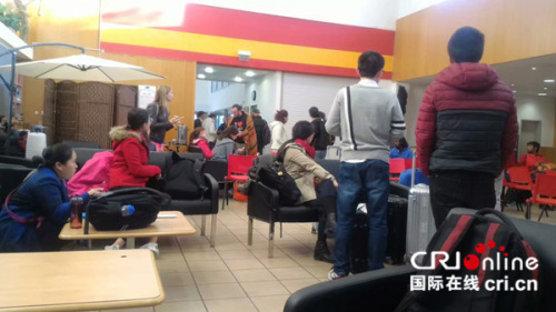 以色列發(fā)生山火時,海法大學的學生撤離到學?；顒邮?賈興龍供圖)