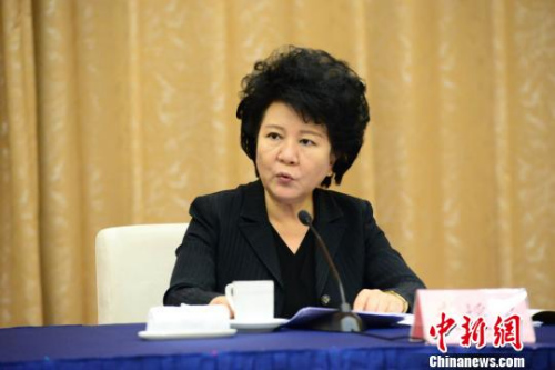 全國僑務(wù)扶貧工作會議2日在山東濟南召開，國務(wù)院僑辦主任裘援平做主旨發(fā)言，強調(diào)僑務(wù)工作者要飽含對僑胞的真摯感情，用心、用情、用力做好僑務(wù)扶貧。　邱江波 攝