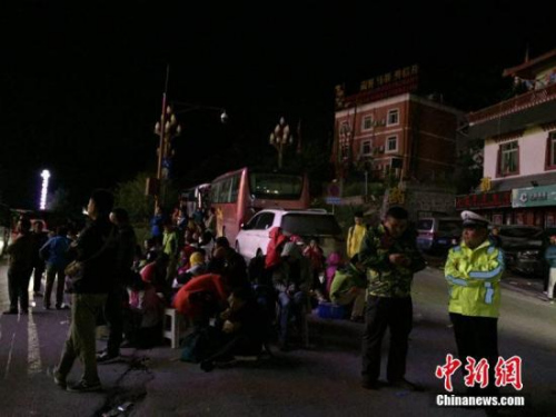 夜間九寨溝天氣較冷，不過大多數(shù)游客小有準(zhǔn)備，有帶厚衣服和毛毯。 徐廣 攝