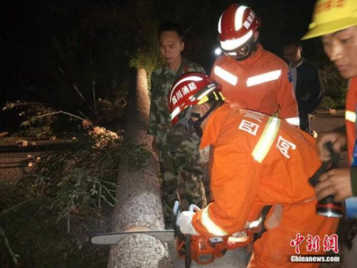 圖為阿壩消防官兵趕赴震中，邊走邊清障邊救援。 圖片來源：阿壩消防