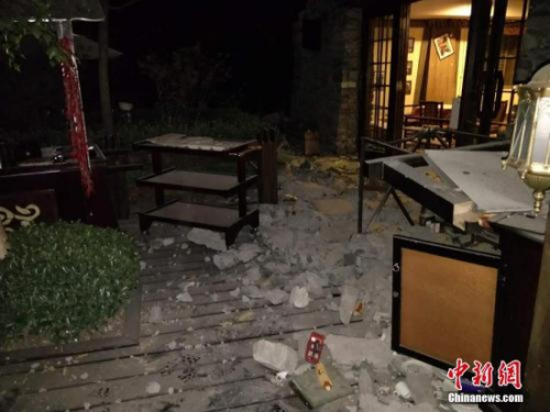 一間在地震中受損的房屋。 圖片來源：阿壩消防