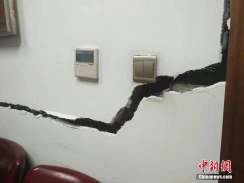 因為地震受損的墻體。圖片來源：視覺中國
