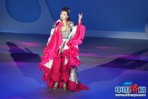 著名演唱藝術(shù)家薩頂頂演唱《反彈琵琶》。中國僑網(wǎng)記者 周乾憲 攝