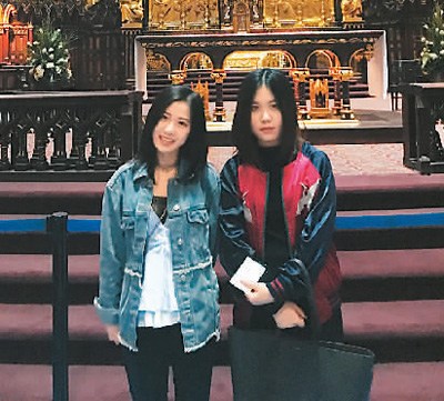 雖然顏舒彥感到國外的生活和學(xué)習(xí)壓力不比國內(nèi)的小，但她慶幸在遇到困難時，很多朋友會前來幫忙。他們不時會組織團隊旅行，來幫助她更好地適應(yīng)國外環(huán)境。圖為顏舒彥(右)與同校好友在蒙特利爾大教堂合影。
