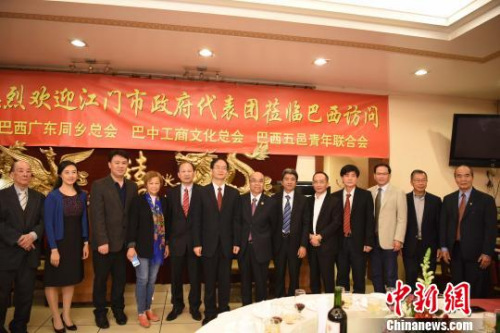 圖為江門市政府代表團一行與圣保羅僑胞合影。　莫成雄 攝