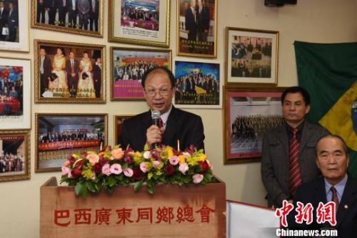 圖為巴西廣東同鄉(xiāng)總會會長蘇新建致辭?！∧尚?攝