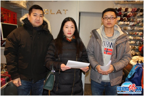 圖為法國華助中心工作人員探望在巴黎陷入困境的中國留英學(xué)生王同學(xué)(右)。