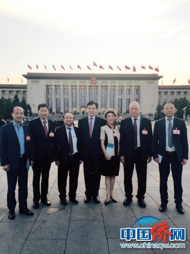 圖為吳武華(左二)與應(yīng)邀出席“九三大閱兵”的旅法僑界代表在天安門(mén)廣場(chǎng)合影。（作者供圖）