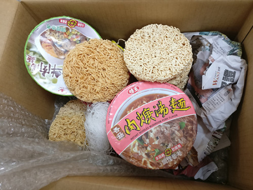 廈門海關(guān)泡面內(nèi)查獲活蛇。紀(jì)華晨攝