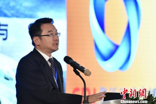 中國綜合開發(fā)研究院副院長(zhǎng)曲建在會(huì)上稱，粵港澳大灣區(qū)的合作意味著從“引進(jìn)來”戰(zhàn)略向“走出去”戰(zhàn)略合作 陳驥旻 攝