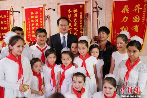 圖為國僑辦副主任譚天星與參加揭牌儀式表演的學生合影。 <a target='_blank' >中新社</a>記者 胡嘉琛 攝