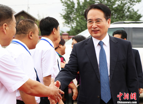 圖為國僑辦副主任譚天星看望慰問比什凱克華助中心工作人員。 <a target='_blank' >中新社</a>記者 胡嘉琛 攝