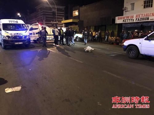 南非自由州省華人店主徒手奪槍，擊斃一匪徒。(南非《非洲時(shí)報(bào)》)