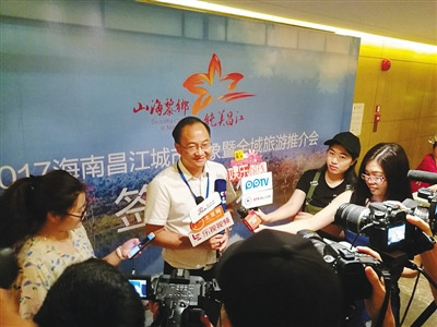 昌江縣旅游委主任黃玉寧接受深圳媒體記者采訪。李德乾 攝