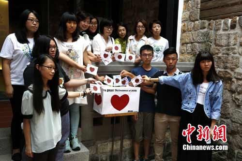 8月13日，由臺(tái)灣婦女救援基金會(huì)主辦的“慰安婦”紀(jì)念活動(dòng)，在臺(tái)灣首座慰安婦紀(jì)念館“阿嬤家——和平與女性人權(quán)館”舉行?，F(xiàn)場(chǎng)舉行的“一人一心，一人一信”活動(dòng)，參加活動(dòng)者寫下對(duì)“慰安婦”阿嬤和日本政府想說的話，投入信箱。據(jù)主辦方介紹，這些信件將于月底轉(zhuǎn)交日本相關(guān)交流部門。李欣 攝