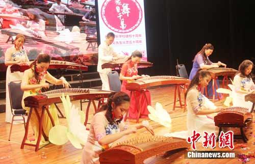 圖為三姐妹(中排)古箏三重奏。 林永傳 攝
