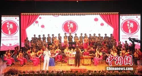 13日晚，“龍舞千島——弘華音樂學(xué)校建校十周年音樂會”在印尼雅加達文化中心舉行，數(shù)百名喜愛中國民族音樂的觀眾盡情陶醉了一回。 林永傳 攝