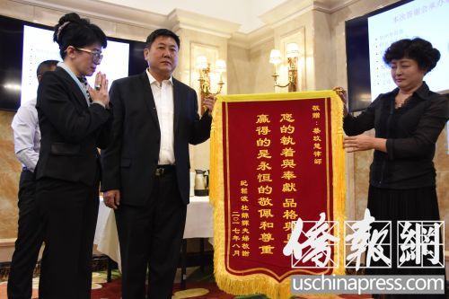 紀(jì)欣然父母強(qiáng)忍眼淚表達(dá)對(duì)南加支持者表達(dá)感謝。（美國(guó)《僑報(bào)》/聶達(dá) 攝）