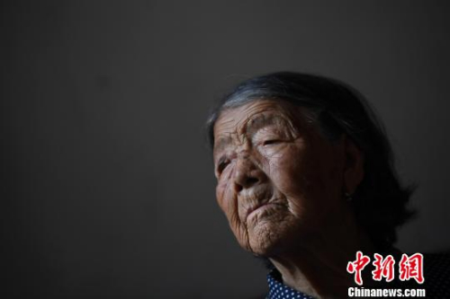 90歲的郝月連靜坐在屋里，看到陌生人進屋，她遲疑了片刻說，“你們又來看我啦！”多年來，不少愛心人士專程到此看望老人，老年癡呆的郝月連，已經記不得他們的模樣。　韋亮 攝