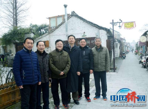 圖為作者（右三）與一眾兒時朋友來到童年時代所居住的泰州鐘樓巷尋根。