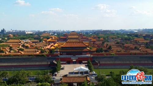 遙望北京 我一直很喜愛我的家鄉(xiāng)北京。站在景山上俯瞰故宮和遠(yuǎn)處的高樓大廈，我感到心曠神怡。
