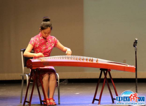 美麗的中國(guó)樂器 有空的時(shí)候，我喜歡練習(xí)古箏。優(yōu)美的旋律讓我瞬間感到放松、享受。（圖片均由作者提供）