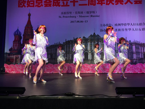 圖為法華婦聯(lián)獻(xiàn)演舞蹈《No body》。（法國《歐洲時(shí)報(bào)》）