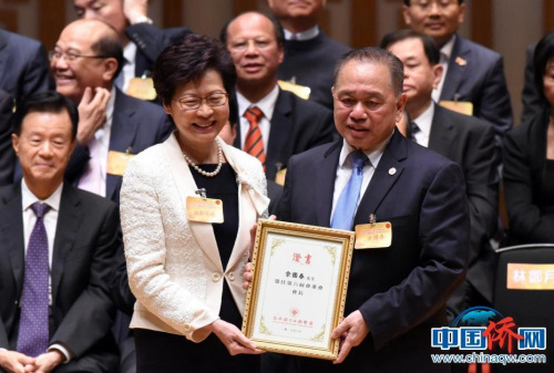 2017年7月3日，香港回歸20周年音樂會(huì)暨香港僑界社團(tuán)聯(lián)會(huì)第六屆會(huì)董就職典禮上，余國春（右）與新任特區(qū)行政長(zhǎng)官林鄭月娥。