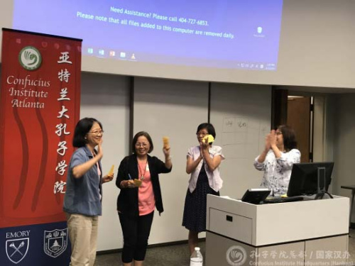 參訓(xùn)教師參加課堂模擬活動(dòng)。（國(guó)家漢辦網(wǎng)站圖片）