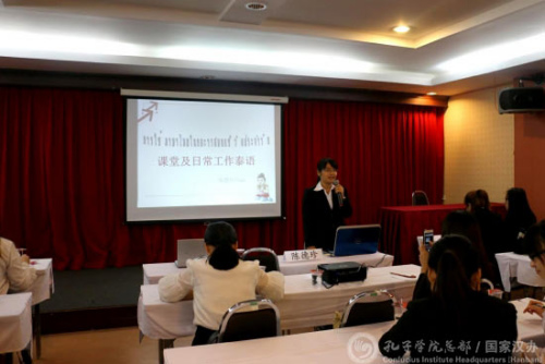 陳德珍為志愿者進(jìn)行泰語培訓(xùn)。（國家漢辦網(wǎng)站圖片）