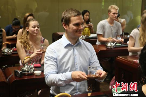 圖為：德國漢諾威孔子學(xué)院學(xué)生學(xué)習(xí)茶道?！⊥鯙t婧 攝
