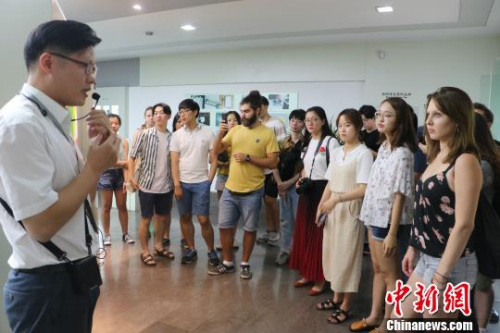 圖為：德韓兩國孔子學(xué)院學(xué)生聽講解?！⊥鯙t婧 攝