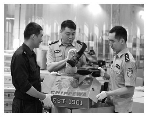 圖為拱北海關(guān)緝私警察對中山某外貿(mào)企業(yè)涉嫌走私案進行調(diào)查。黃忠實 攝