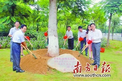 張欽偉創(chuàng)富不忘回報家鄉(xiāng)，特意回到大學(xué)時代的母校種下“勵志樹”并成立助學(xué)金。