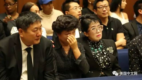 圖為紀欣然父母到庭參加案件主犯加西亞的量刑 來源：美國中文網(wǎng)