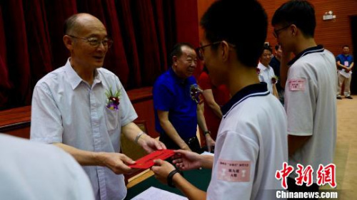 全國政協(xié)港澳臺僑委員會副主任、國務院僑務辦公室原副主任、中國華文教育基金會理事長趙陽為學子頒發(fā)獎學金?！￡悊⑷?攝