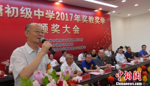 全國政協(xié)港澳臺僑委員會副主任、國務院僑辦原副主任、中國華文教育基金會理事長趙陽勉勵僑鄉(xiāng)學子刻苦向學?！￡悊⑷?攝