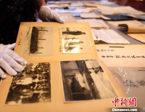 圖為工作人員正在展示侵華日軍第七三一部隊(duì)新證據(jù)?！⊥跏?攝