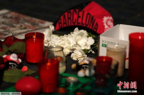 當(dāng)?shù)貢r(shí)間8月18日，民眾在西班牙巴塞羅那蘭布拉大道(La Ramblas)擺放蠟燭和鮮花，悼念恐襲遇難者。