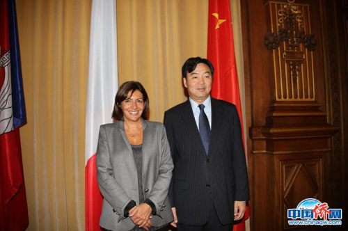 圖為巴黎市長(zhǎng)伊達(dá)爾戈(左)在巴黎市政廳接待中國(guó)駐法大使翟雋(右)。