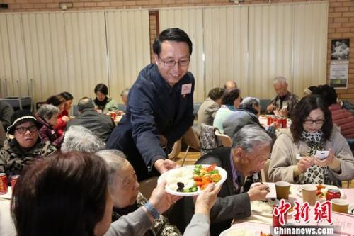 華人服務(wù)社主席周波為長(zhǎng)者服務(wù)。陶社蘭 攝