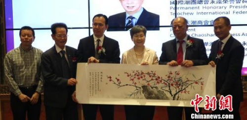 加拿大潮商會(huì)會(huì)長(zhǎng)、溫哥華潮州同鄉(xiāng)會(huì)向即將離任的中國駐溫哥華總領(lǐng)事劉菲（右三）致贈(zèng)《滿園春色》圖。余瑞冬 攝