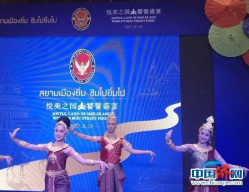訪客欣賞傳統(tǒng)泰式表演舞蹈，泰拳等。（周乾憲 攝）