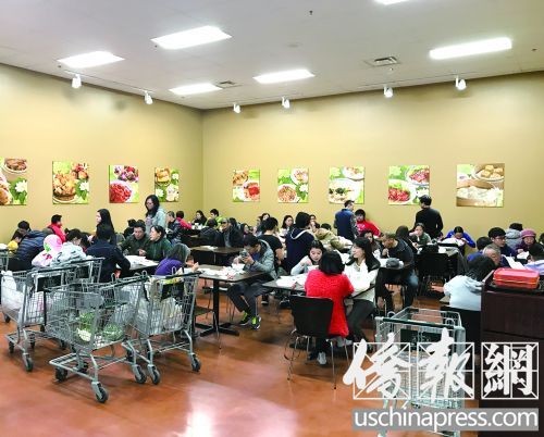 愛迪生新開張的大華超市，設(shè)立了寬敞的就餐區(qū)，每到周末，廣式粥粉面、燒臘、小炒和點(diǎn)心，讓很多顧客各取所需。